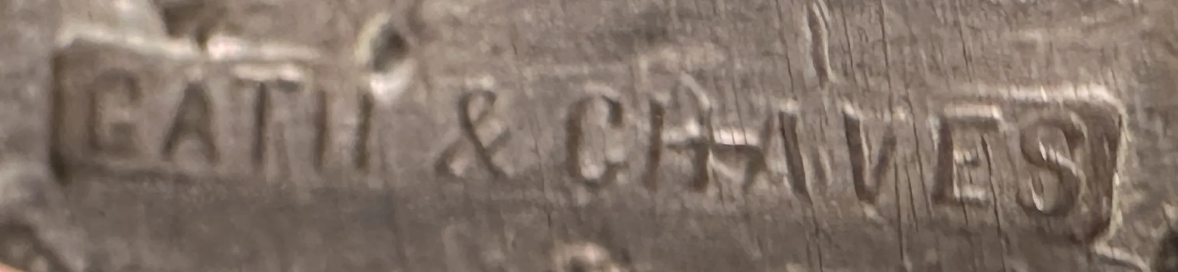 شمعدان قديم مع شكل زخرفي وتفاصيل فنية