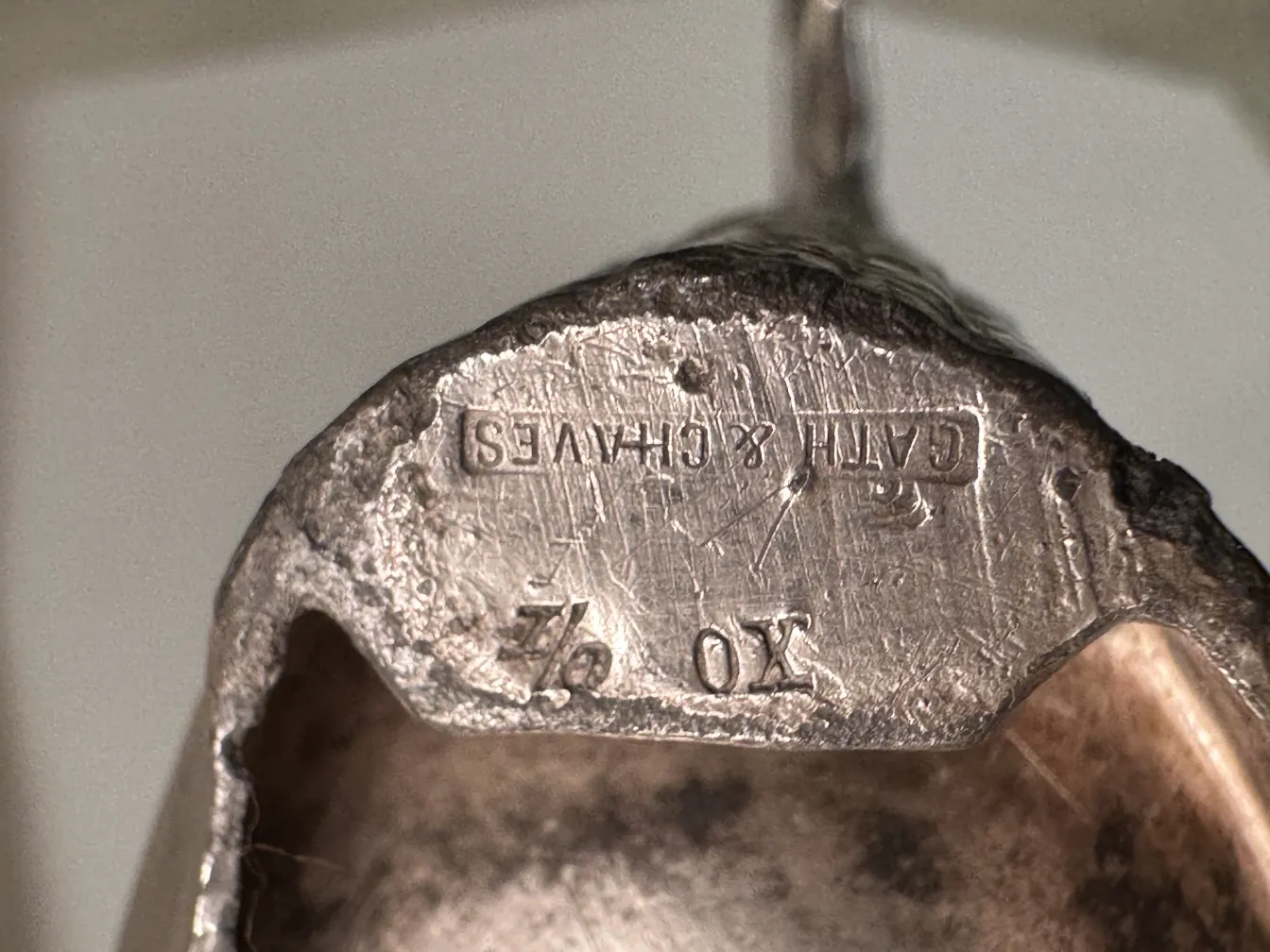 candelabro antigo com figura decorativa e detalhes artísticos