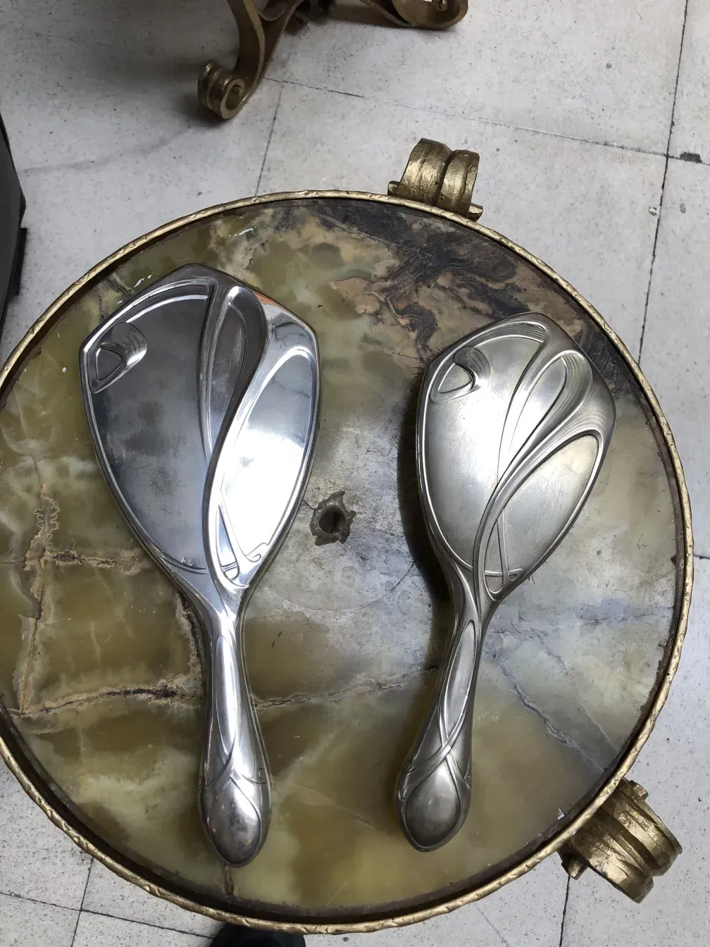 Miroir à main ancien avec un design élégant