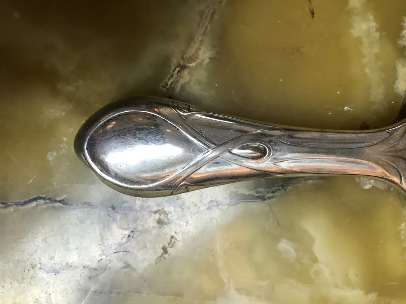 Espejo de mano antiguo con un diseño elegante