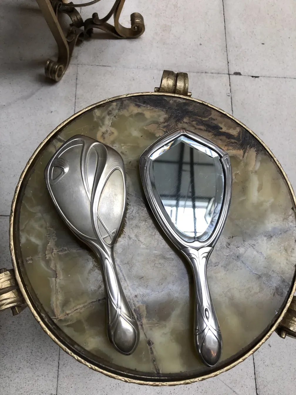 Specchio a mano antico con design elegante