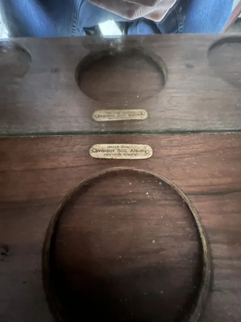 vecchio mobile bar con dettagli distintivi di wright soc anon, con fori rotondi.