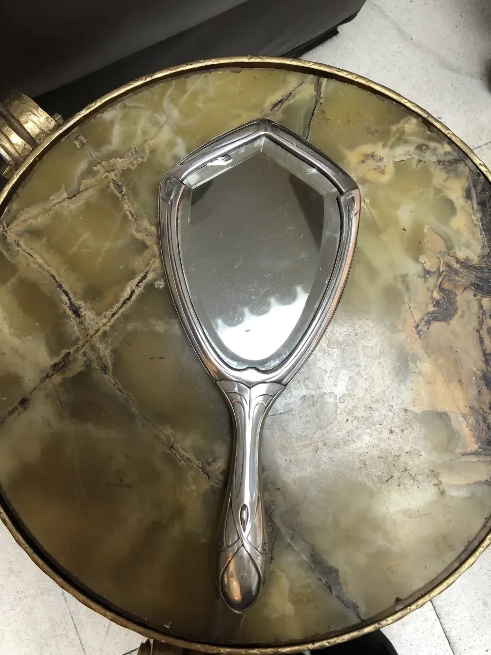 Specchio a mano antico con design elegante