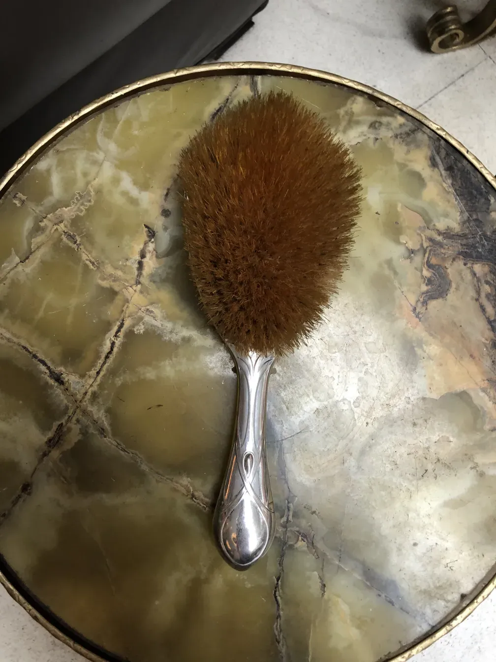 Specchio a mano antico con design elegante