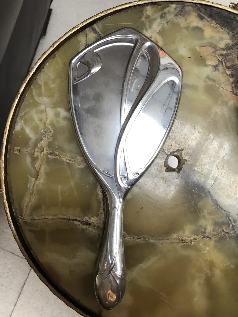 Miroir à main ancien avec un design élégant