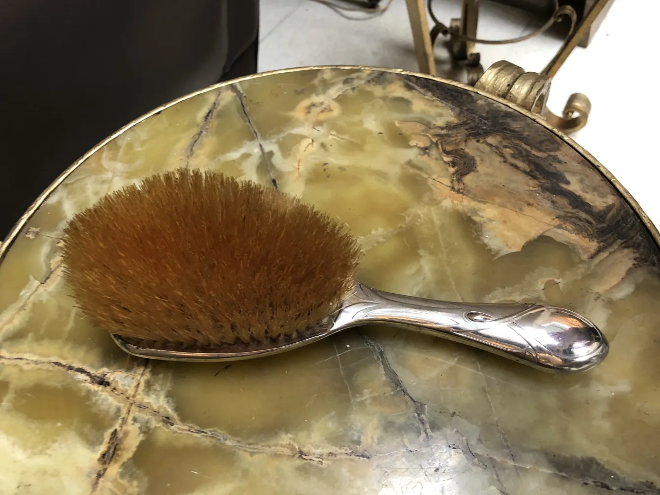 Specchio a mano antico con design elegante