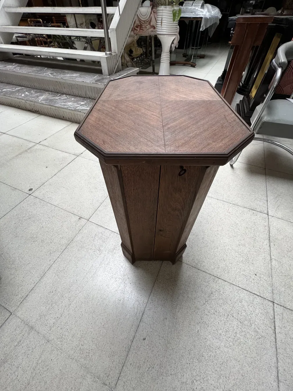 Bar antigo em forma octagonal com design detalhado, ambiente aconchegante.