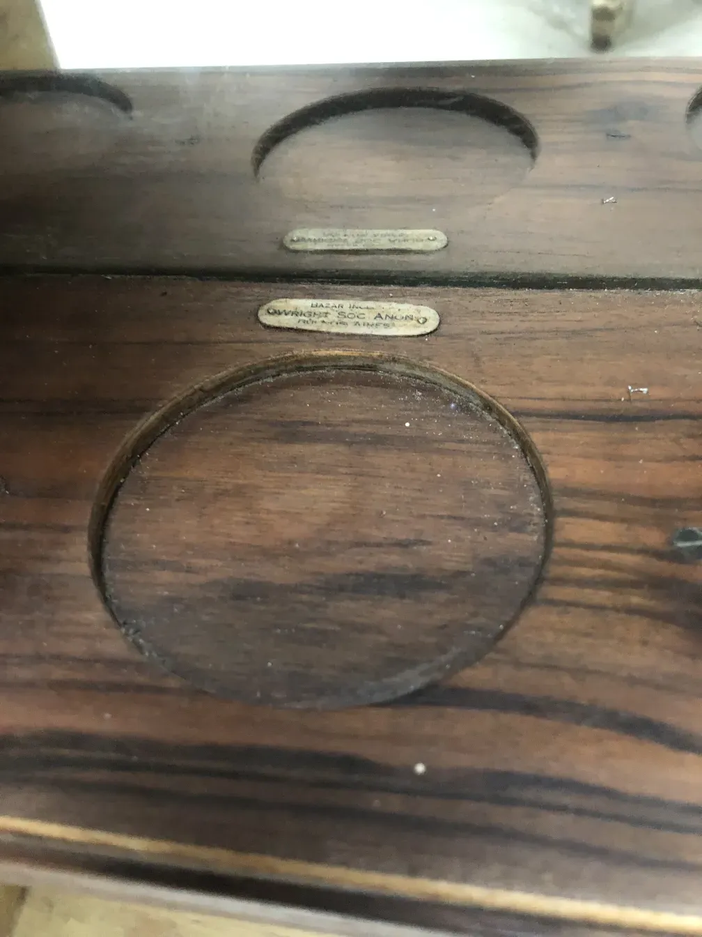 meuble à cocktail ancien avec compartiments circulaires pour bouteilles et détails wright soc anon