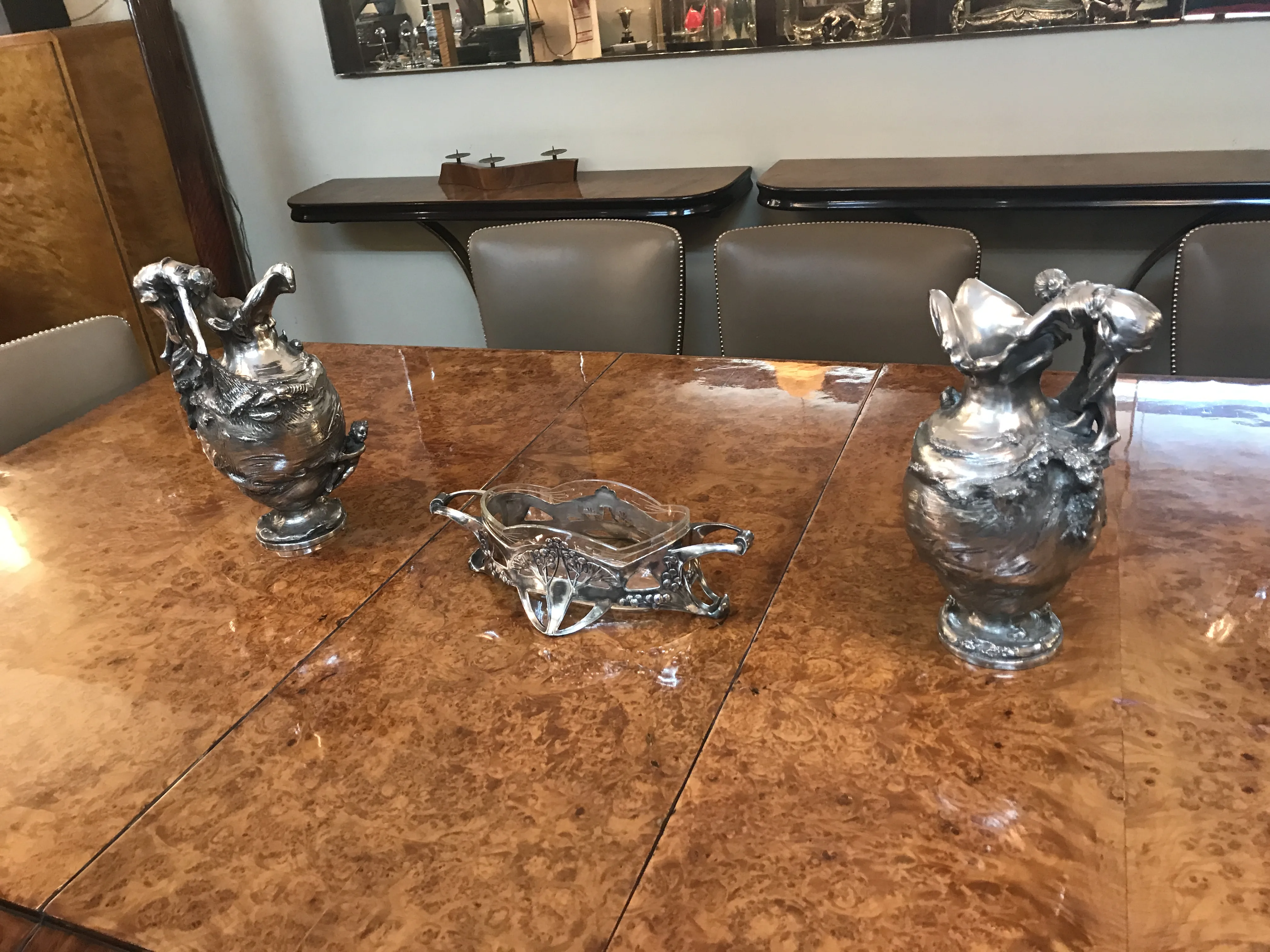 due antiche brocche decorative su un elegante tavolo
