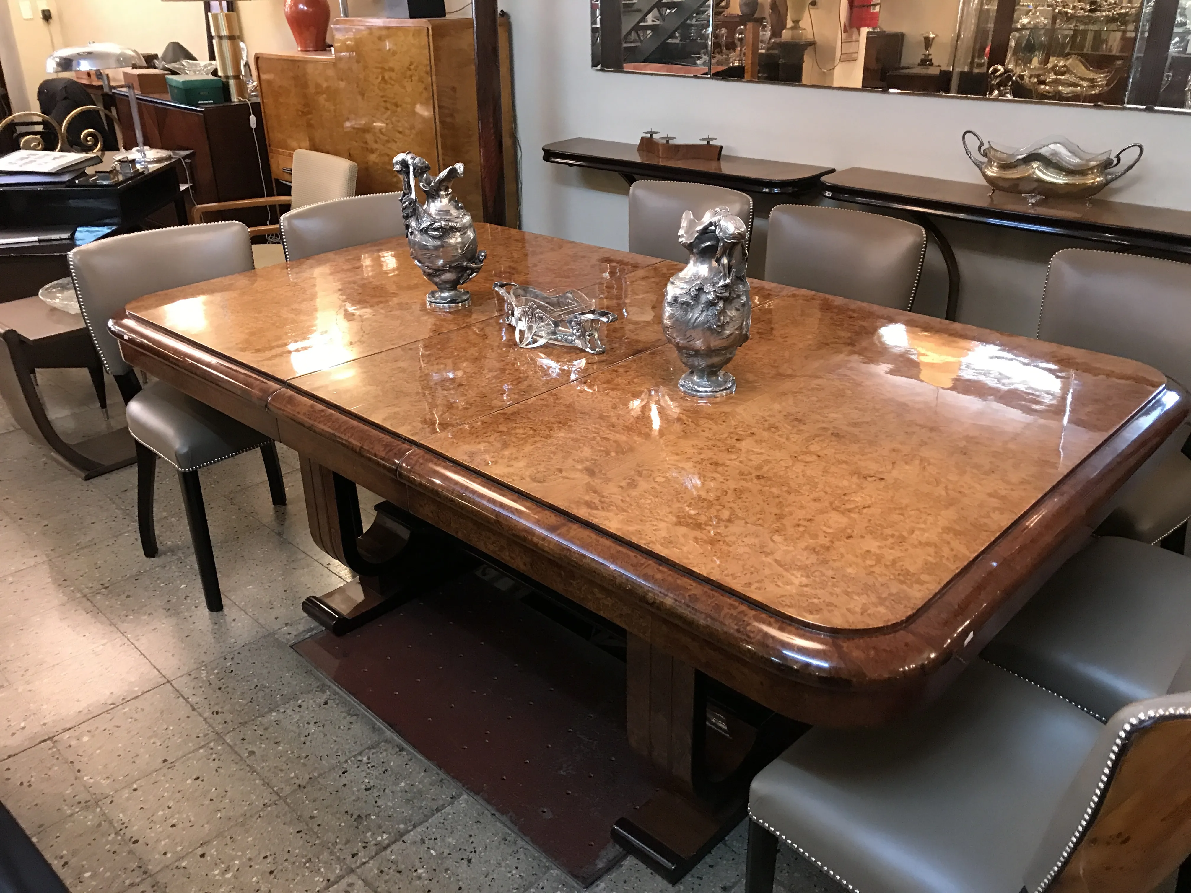 due antiche brocche che decorano il tavolo in un ambiente vintage