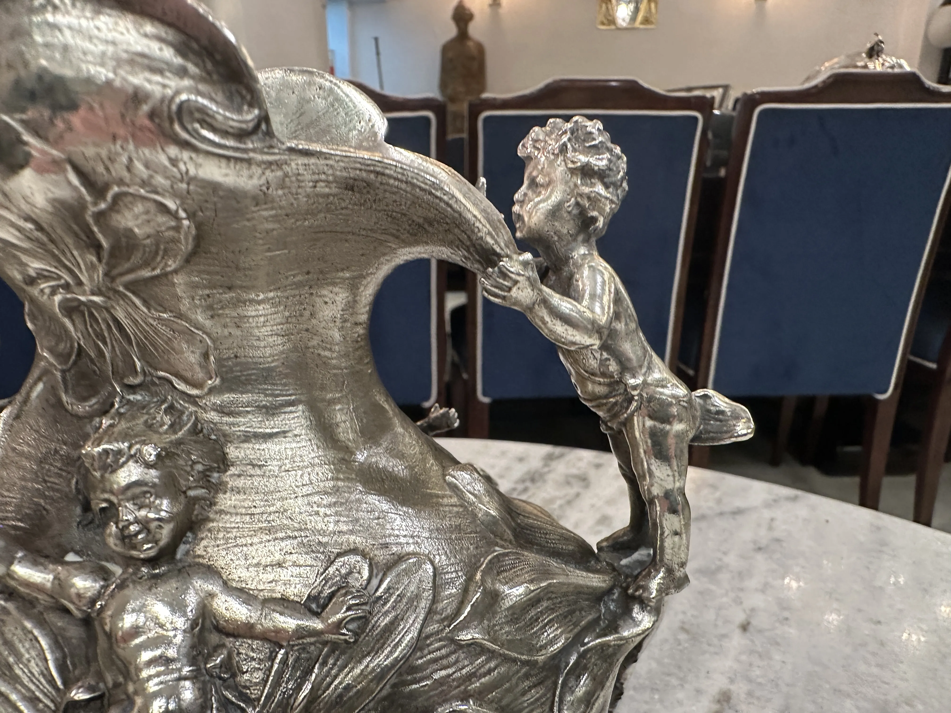 Jarro antigo com figuras decorativas, fundo elegante