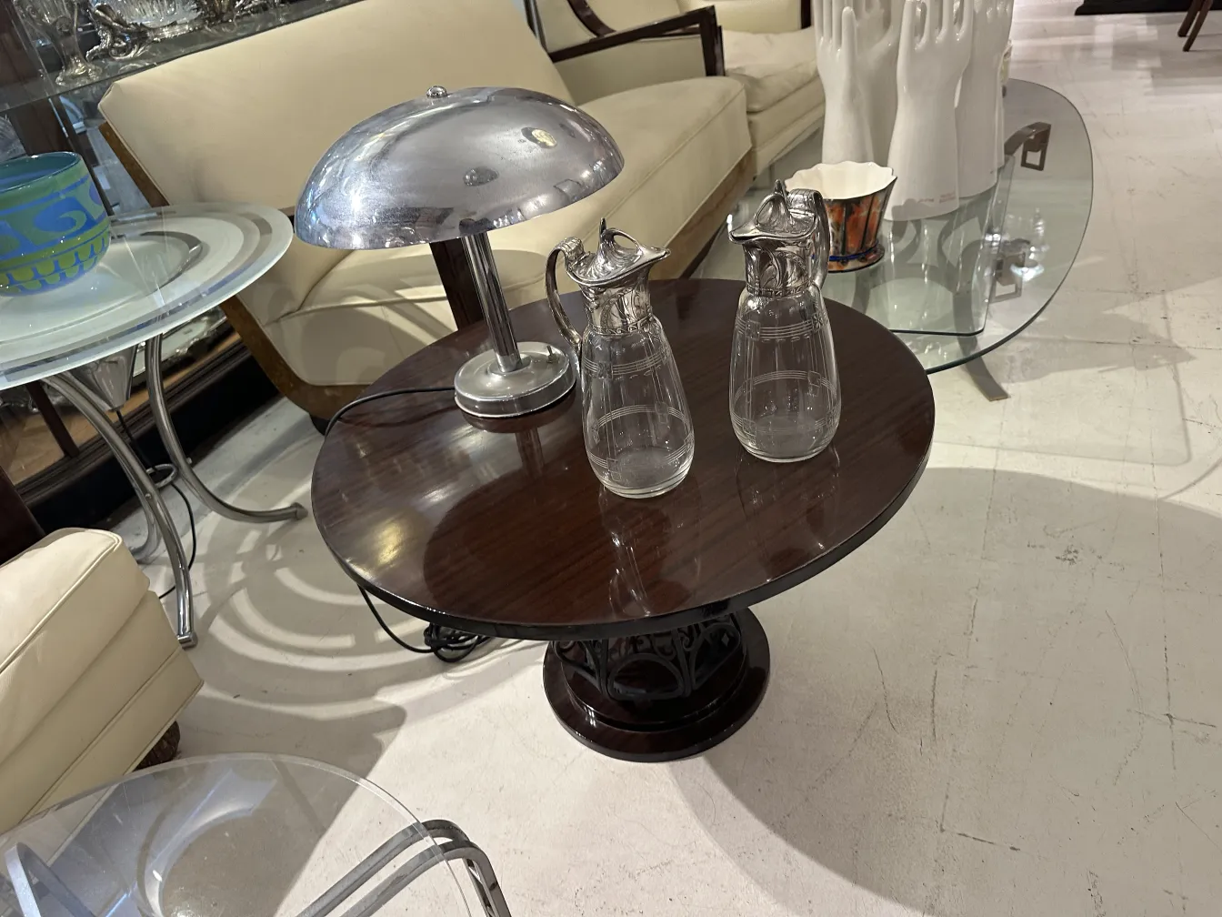 Deux pichets anciens WMF avec des détails décoratifs et un design élégant dans un cadre classique.