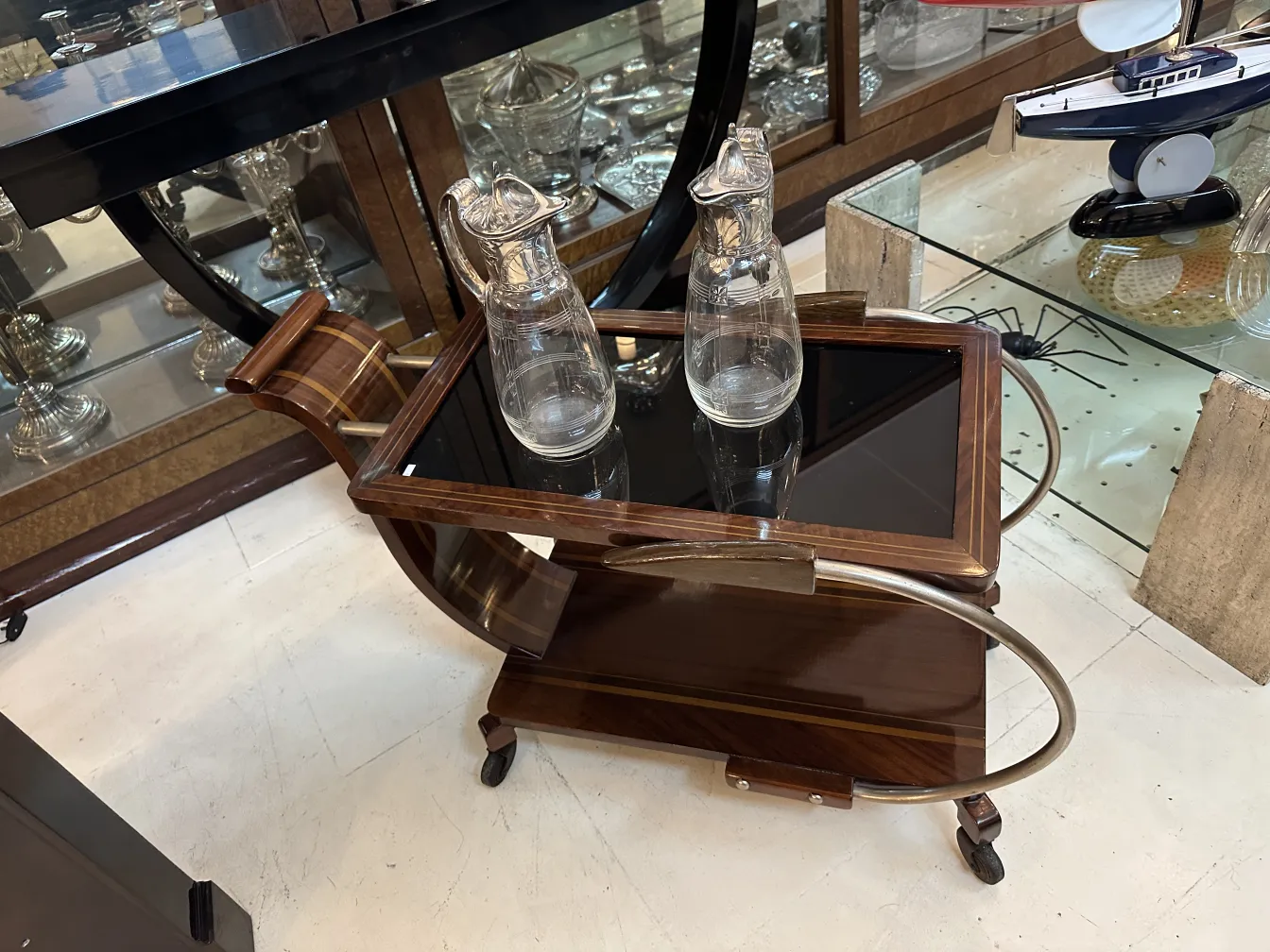 Dos jarras antiguas WMF con detalles decorativos y un diseño elegante en un ambiente clásico.