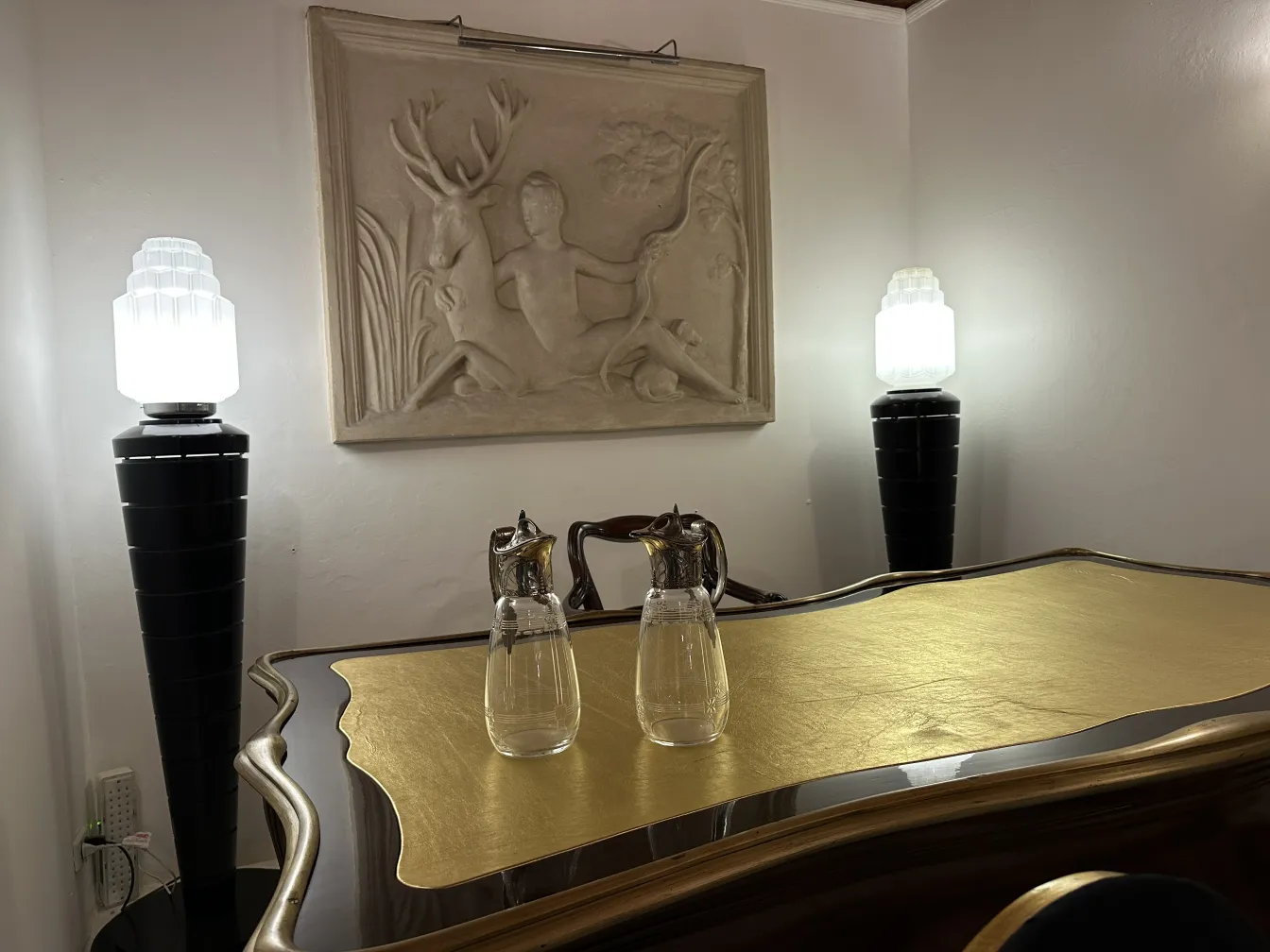 Due brocche antiche WMF con dettagli decorativi e un design elegante in un ambiente classico.