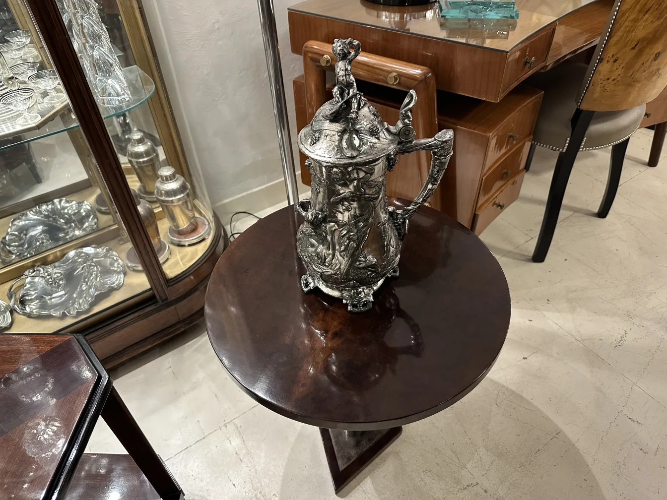 cioccolatiera antica con figure decorative