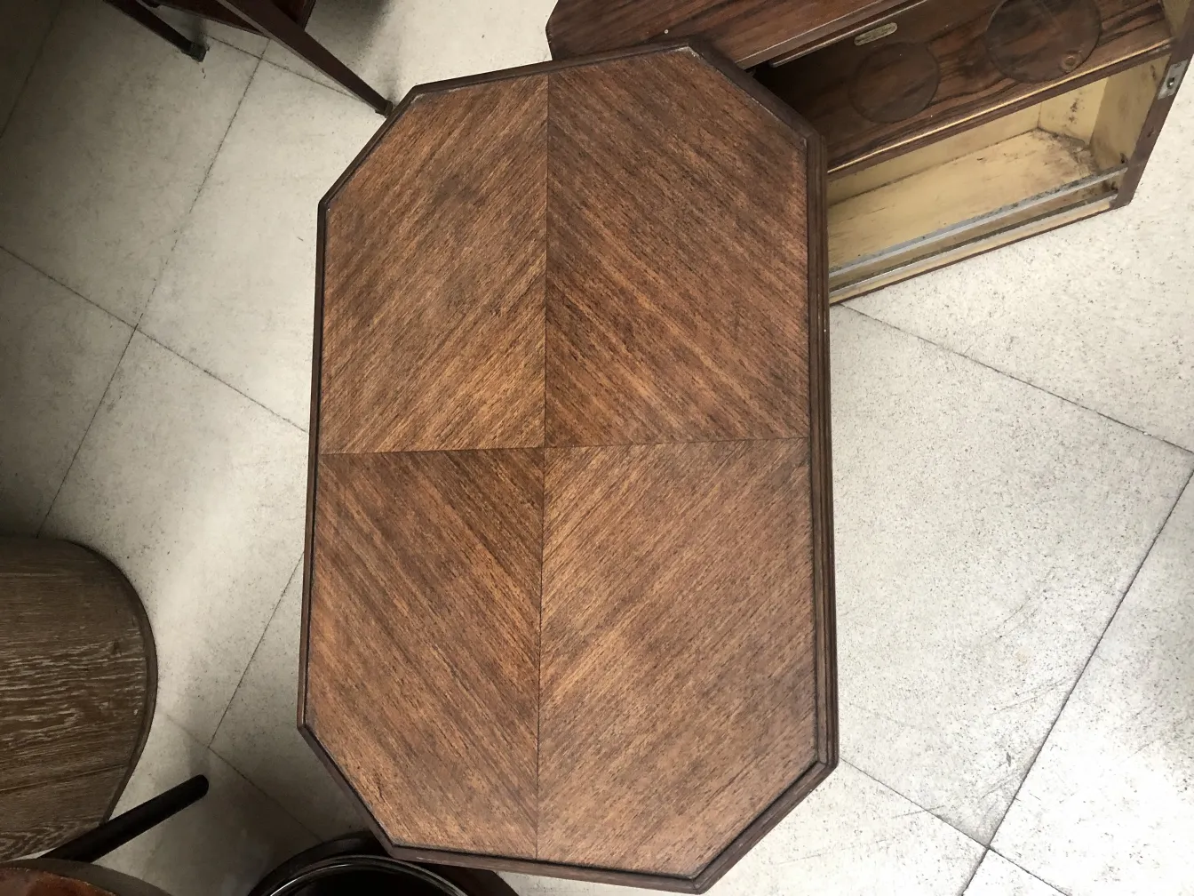 mueble bar antiguo de estilo atemporal con acabado elegante