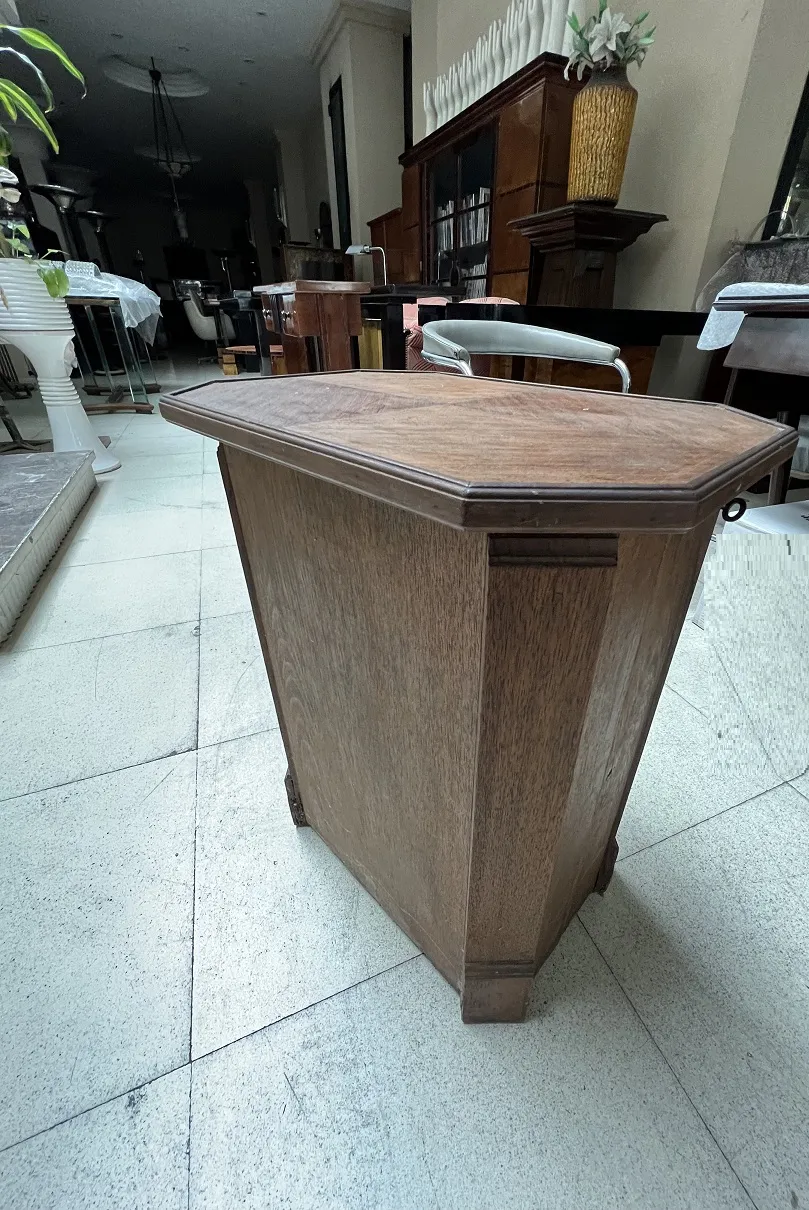 Mueble bar antiguo, diseño funcional, estilo elegante, ambiente acogedor en la habitación.