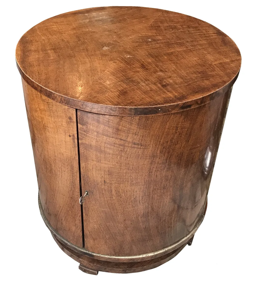 Meuble à cocktail ancien de design rond, parfait pour une décoration élégante, avec des accents en métal et une finition brillante.
