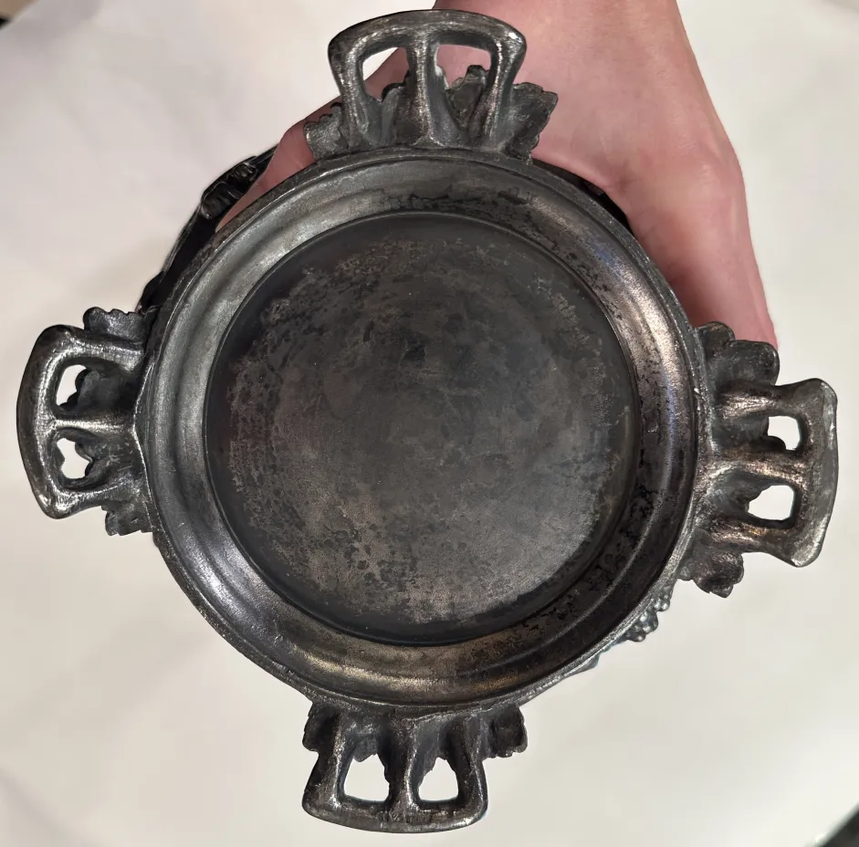 古董巧克力壶，装饰有图案