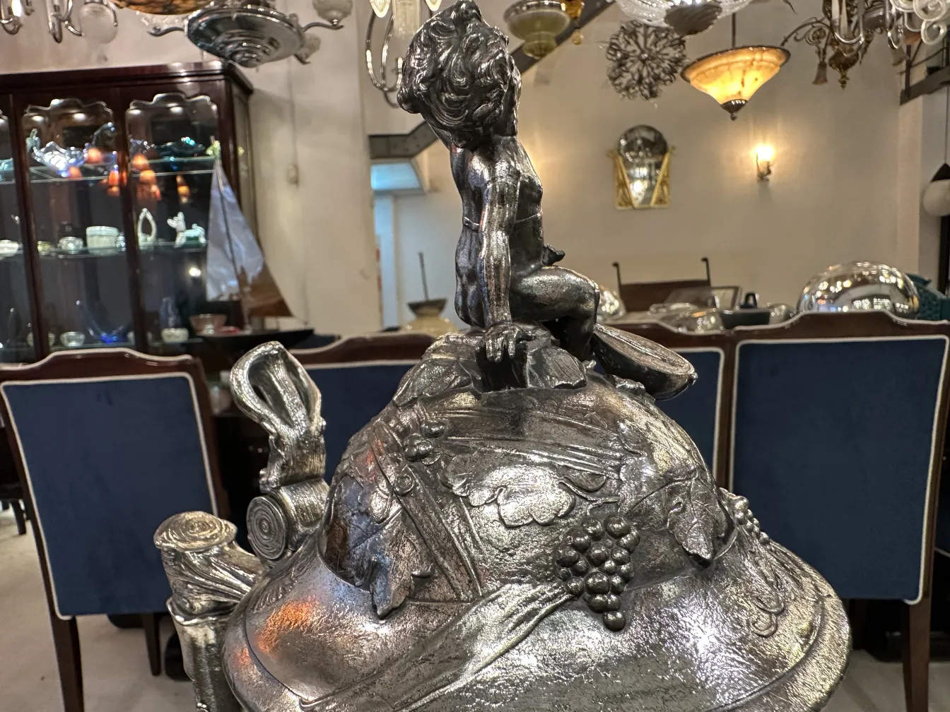 chocolatière antique avec figures décoratives