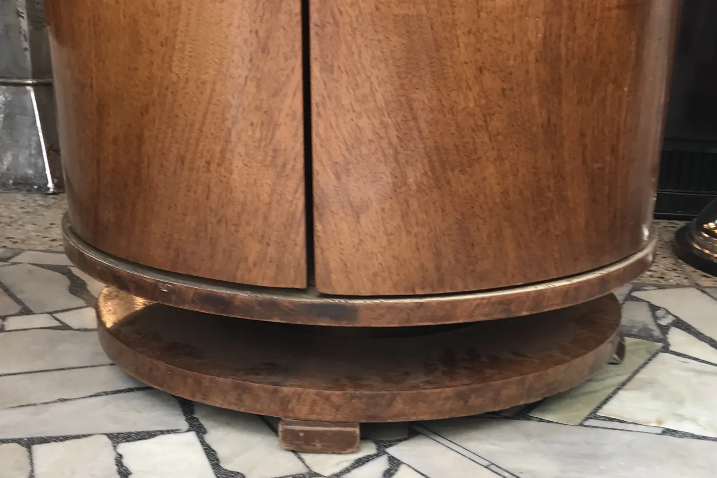 Старый круглый барный шкаф из дерева в элегантной обстановке.