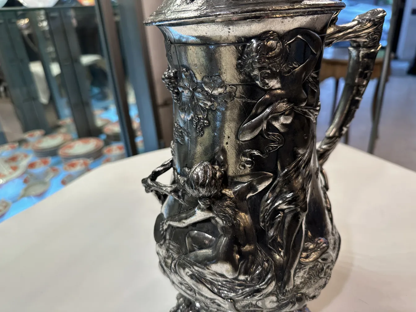 античная шоколадница с декоративными фигурами