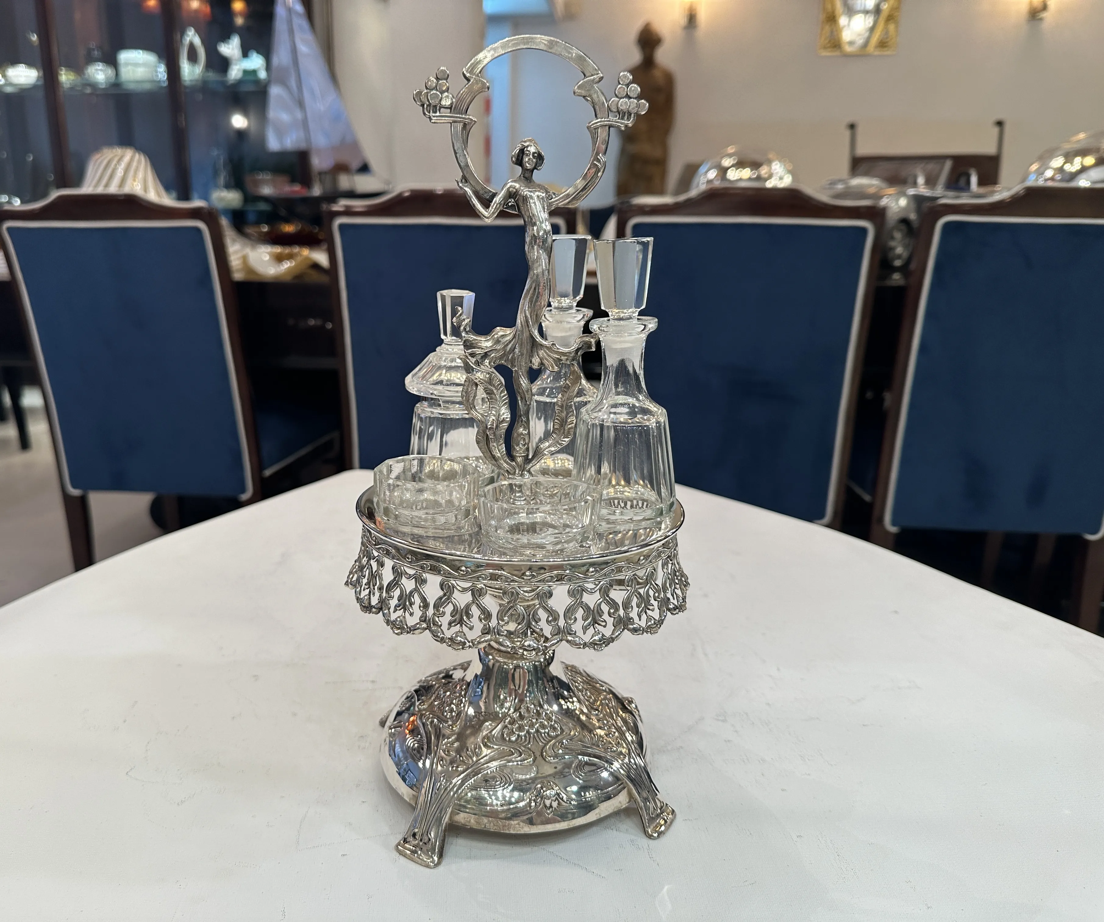 Ensemble ancien de salière, poivrière, huile et vinaigre avec design élégant, sur fond blanc.