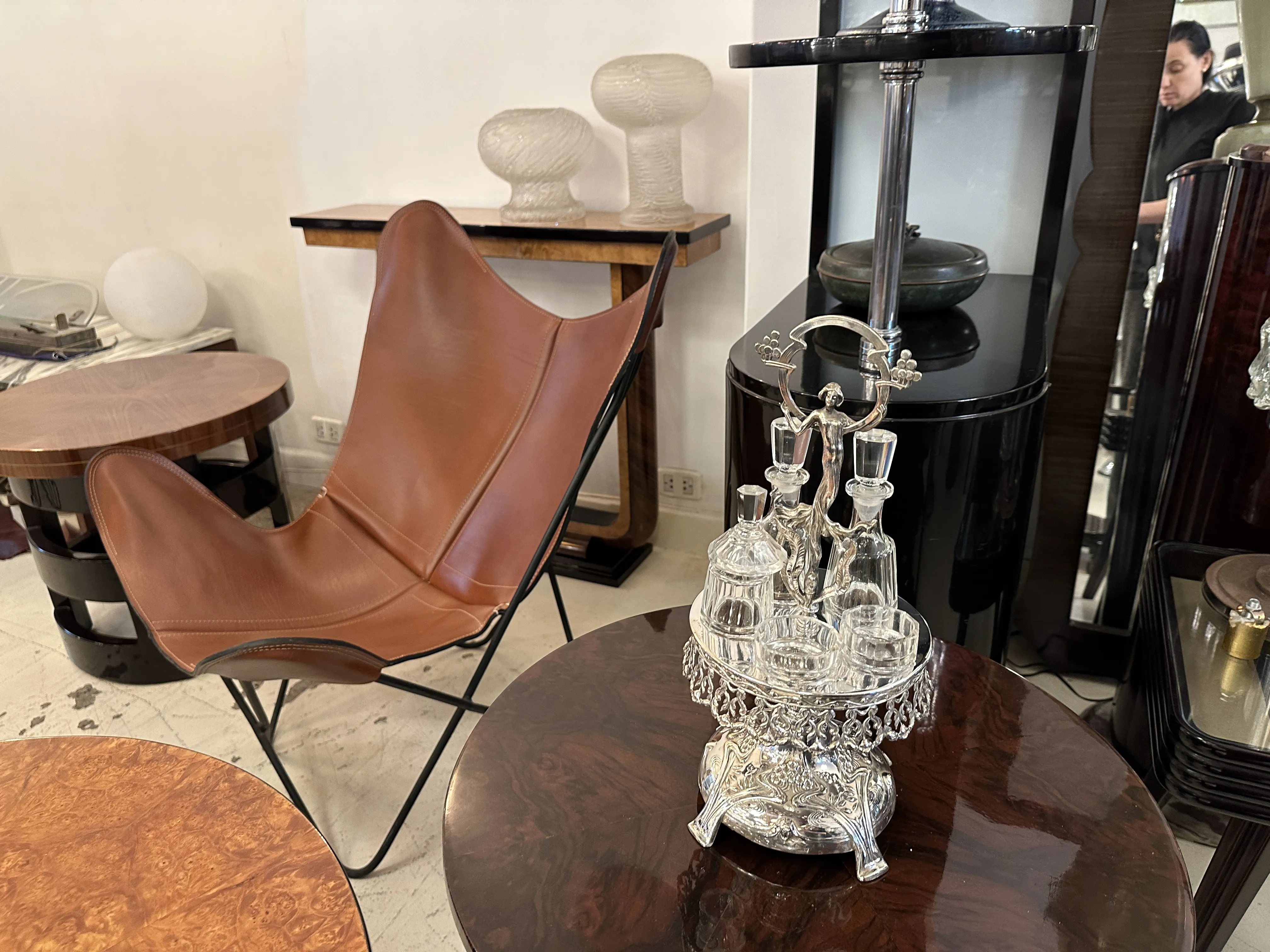 Conjunto antiguo de salero, pimentero, aceite y vinagre WMF en una mesa elegante