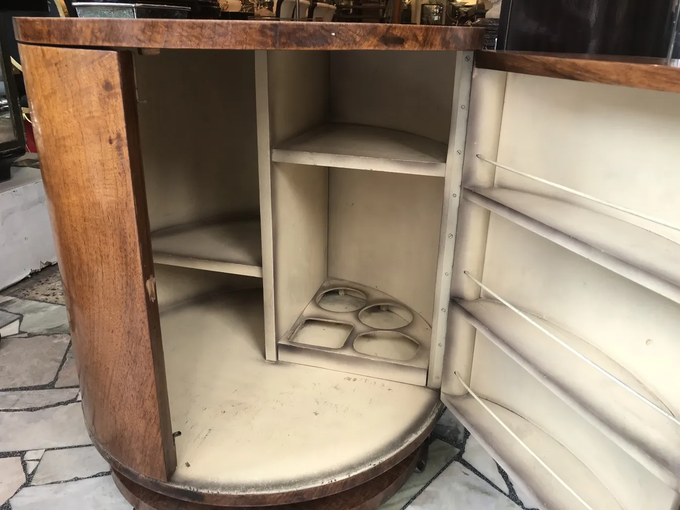 Interior de um bar antigo com prateleiras e espaço de armazenamento