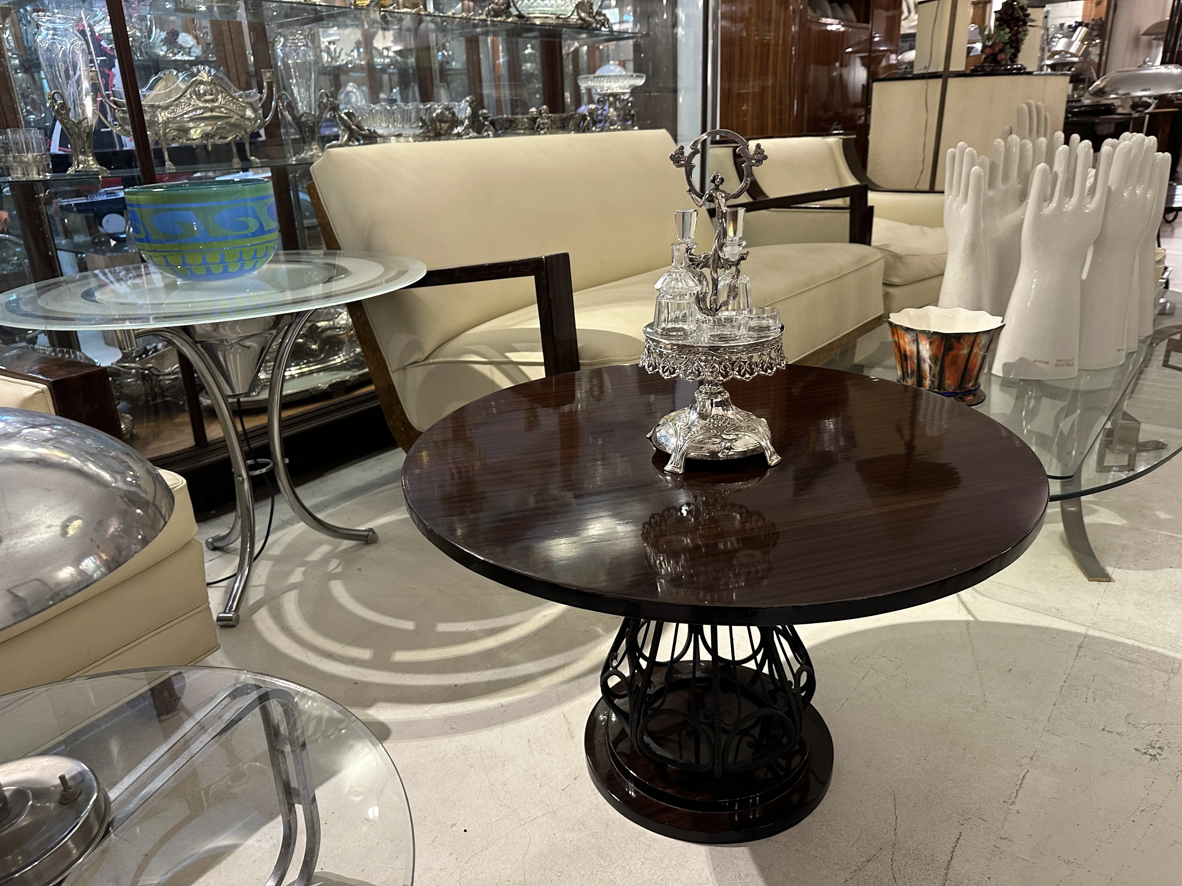 saleiro e pimenteiro antigos em mesa elegante