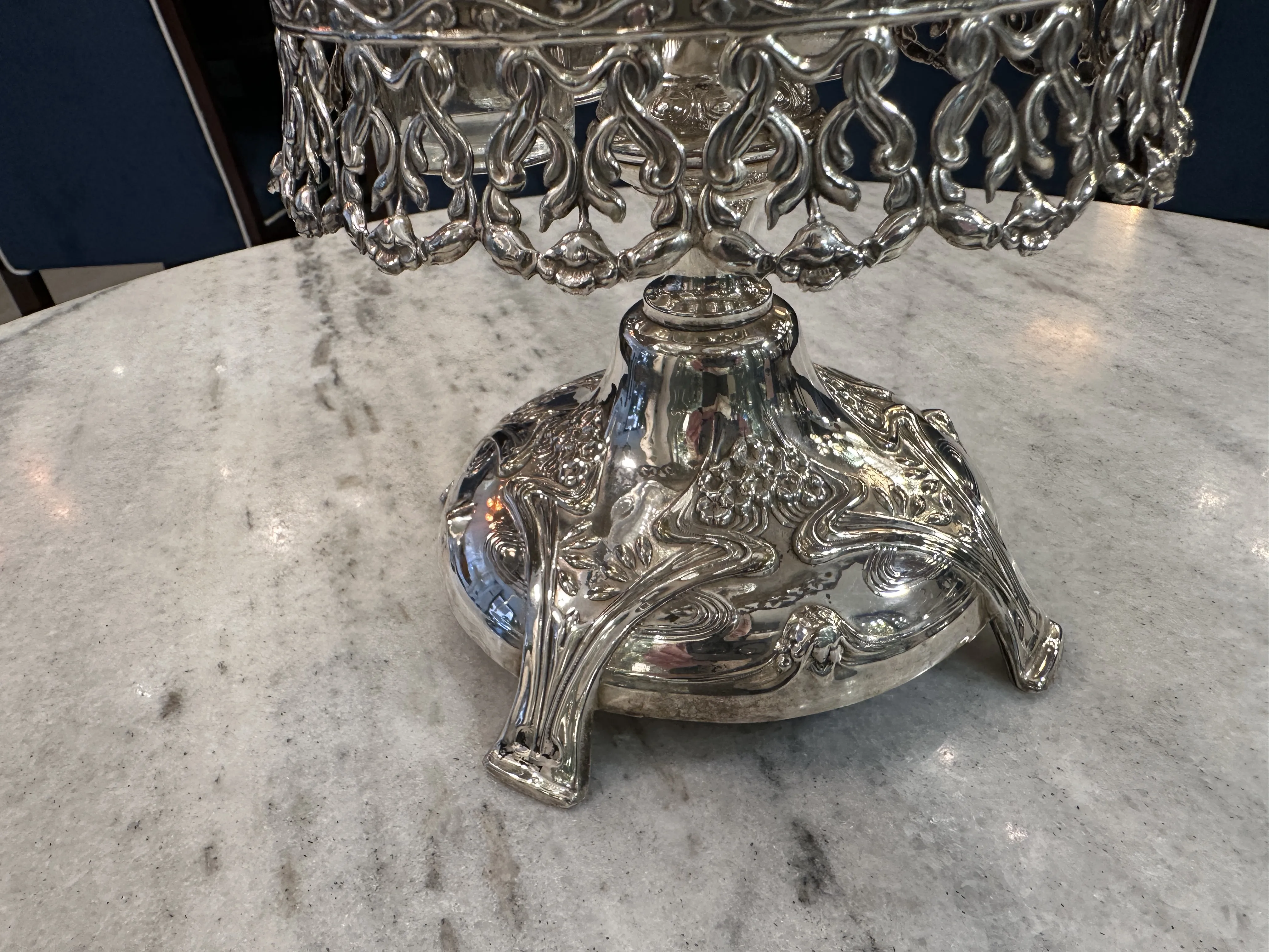 Ancienne salière etpoivrière avec base décorative, huile et vinaigre.