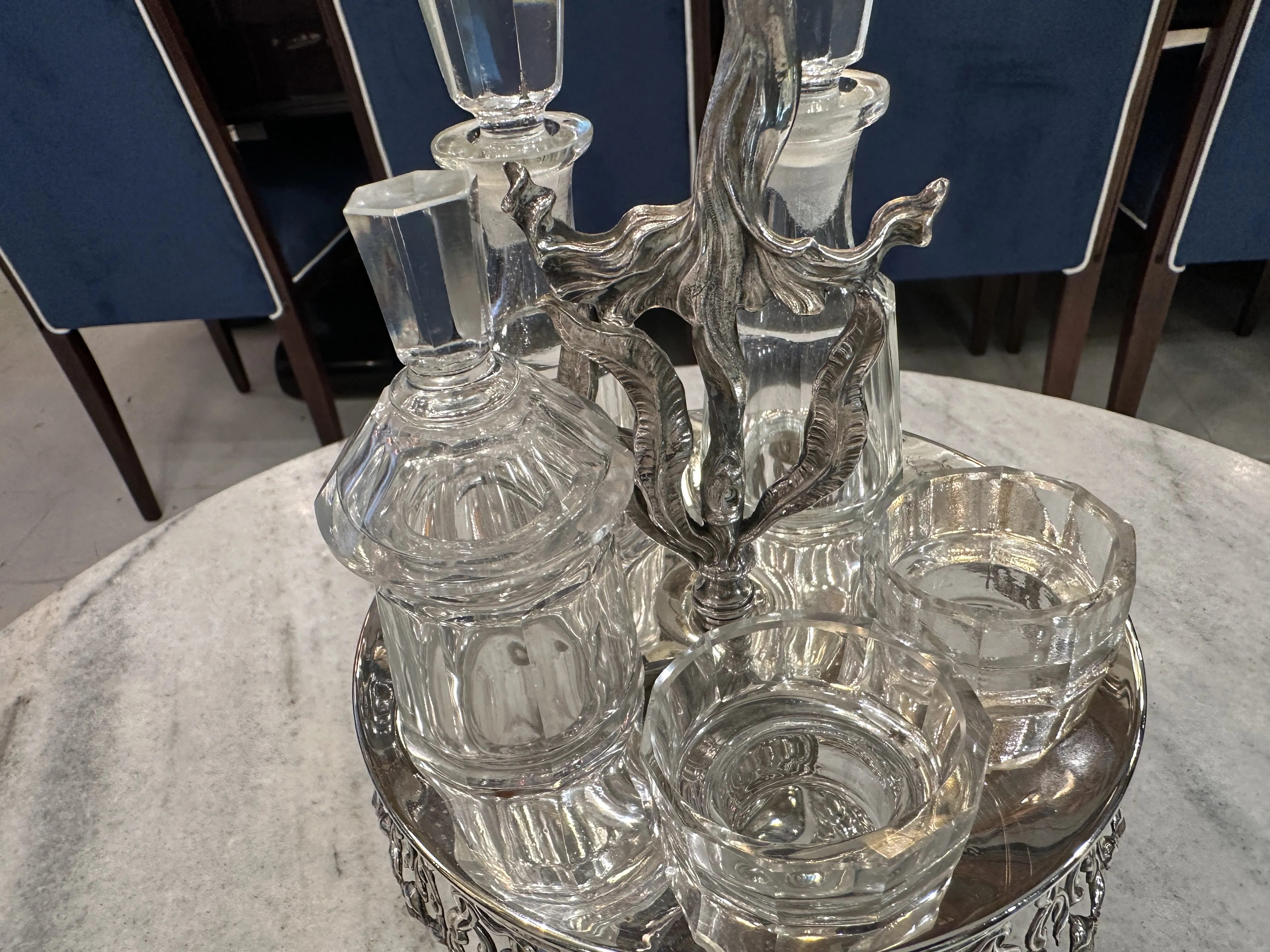 Conjunto de saleiro, pimenteiro, azeite e vinagre em design antigo.