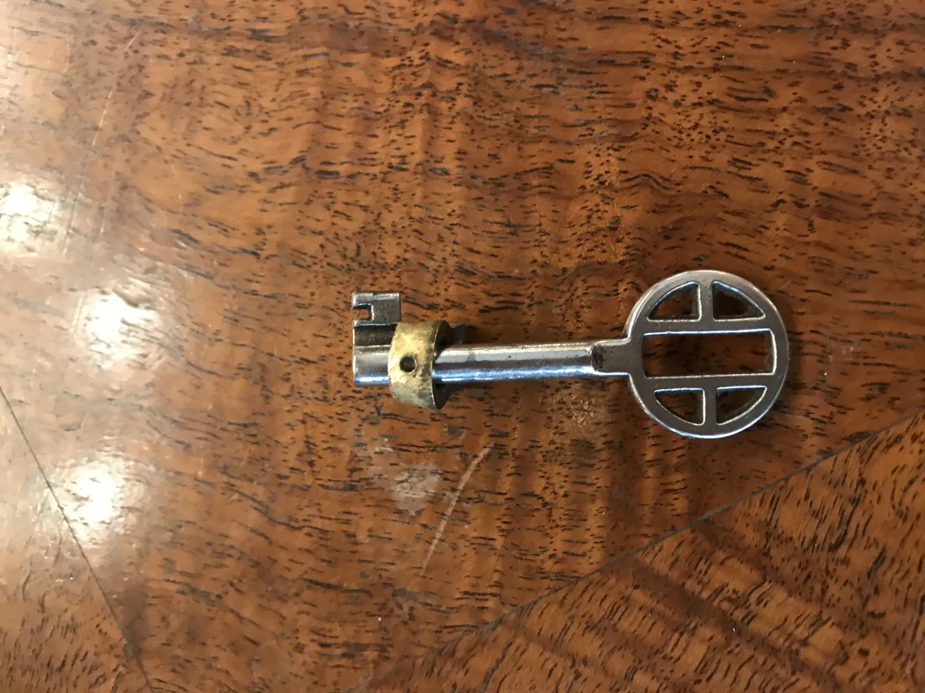 Античный бар с декоративным ключом на деревянной поверхности.