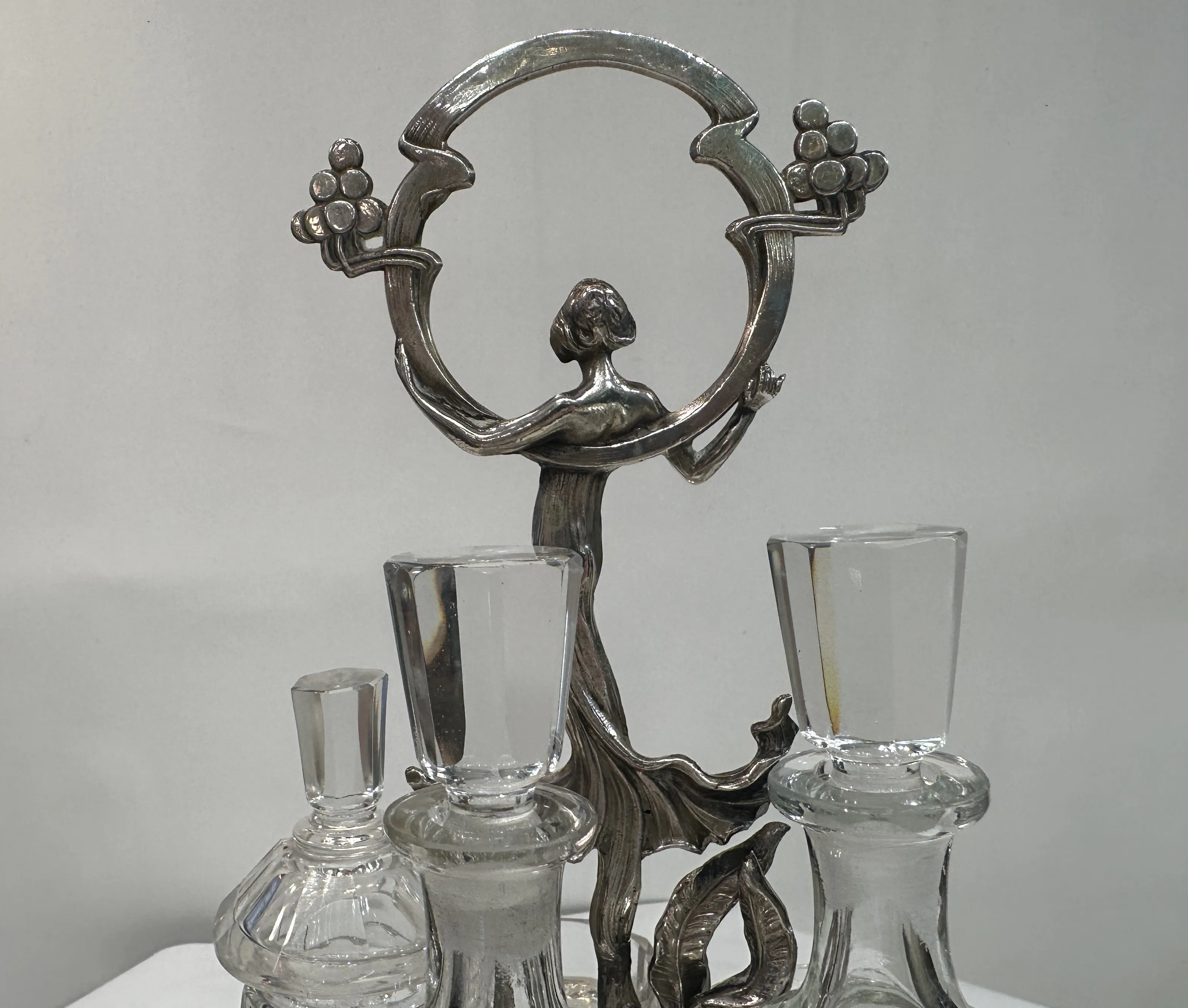 प्राचीन नमक, काली मिर्च, तेल और सिरका सेट सजावटी आकृति के साथ।