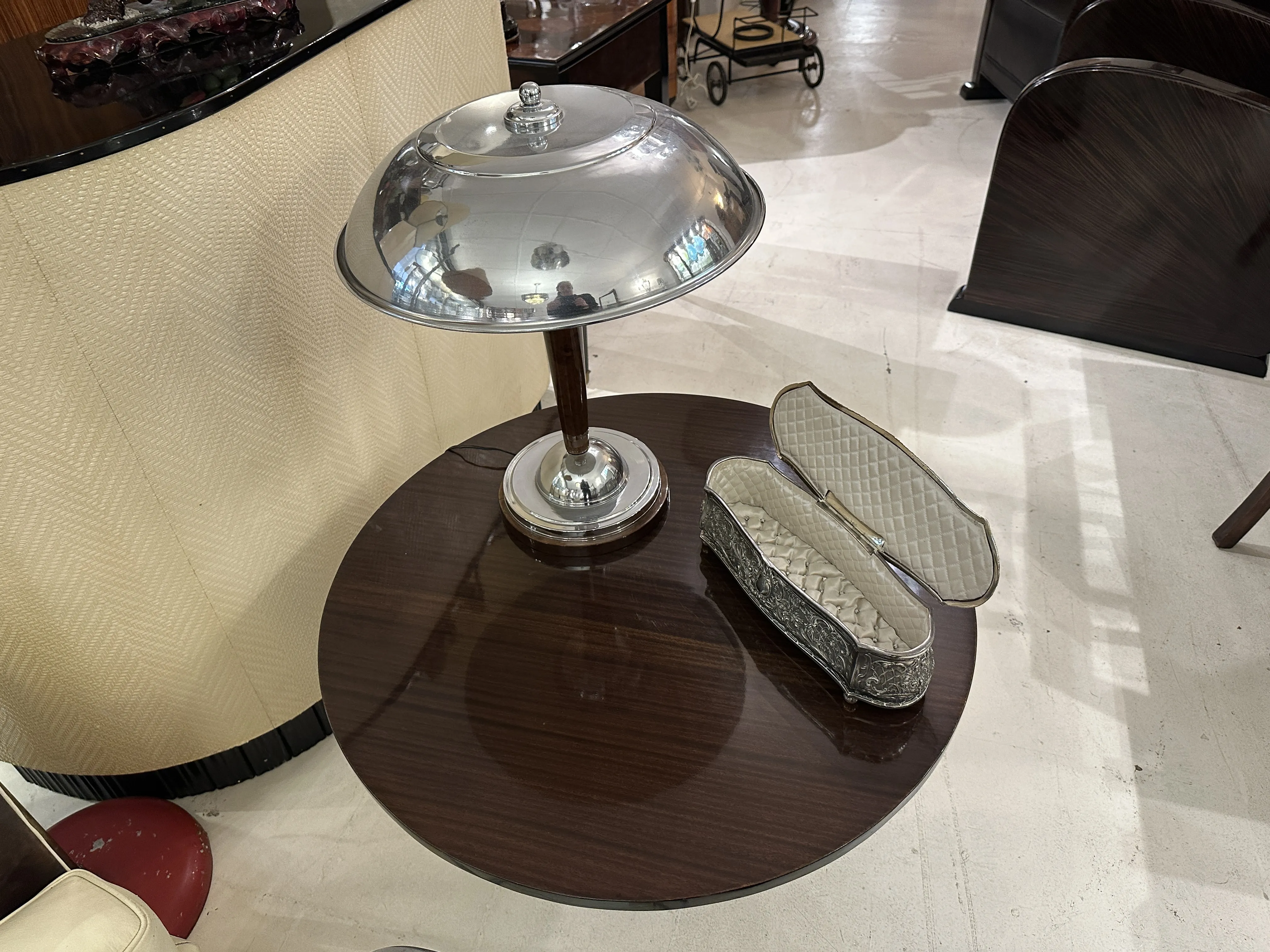 caixa decorativa antiga em uma mesa com lâmpada