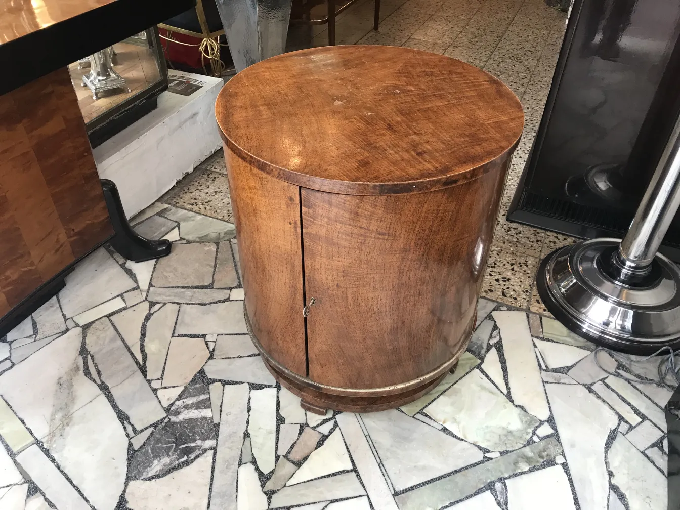 Antiker Holz-Cocktailschrank in elegantem Umfeld.