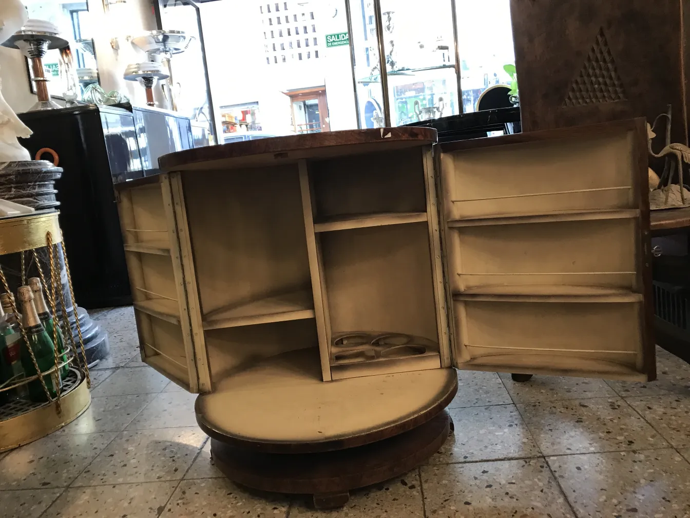 Mobile bar antico con scaffali e spazio interno.