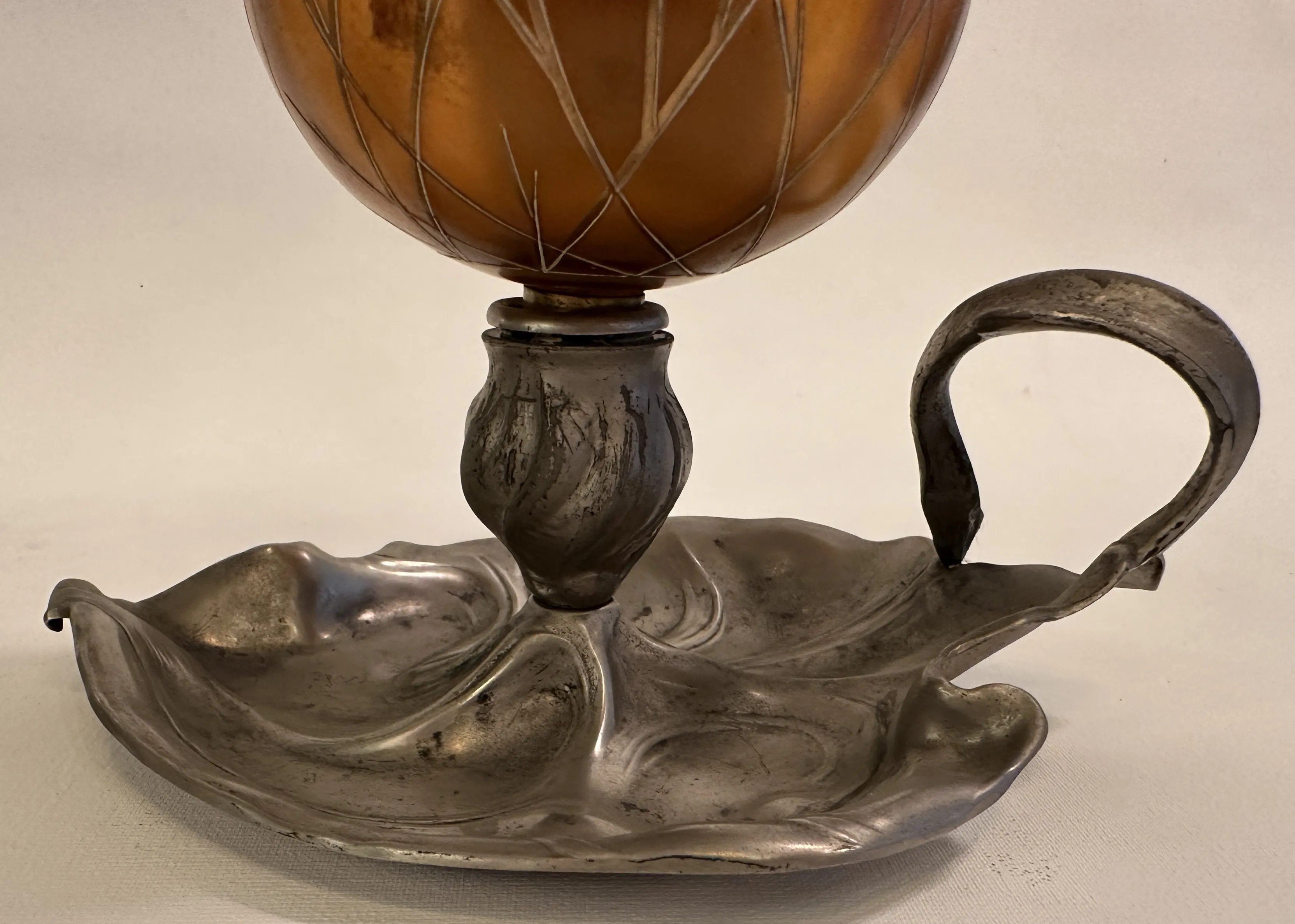 lampe ancienne avec une base décorative en forme de fleur