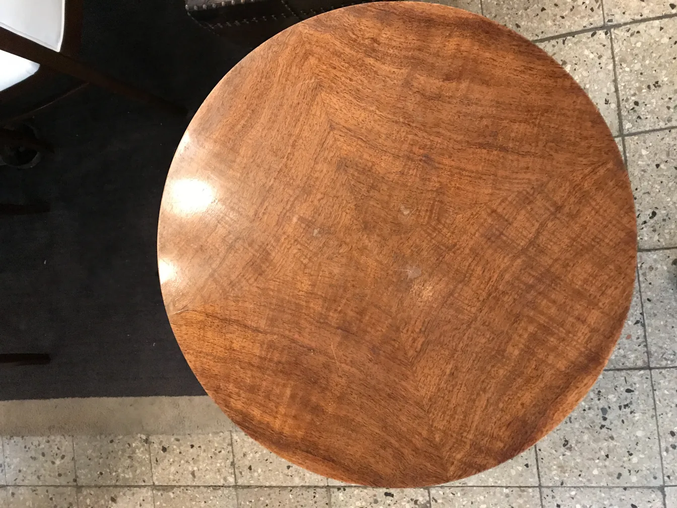 Antiker ovaler Bar in einem eleganten Ambiente.