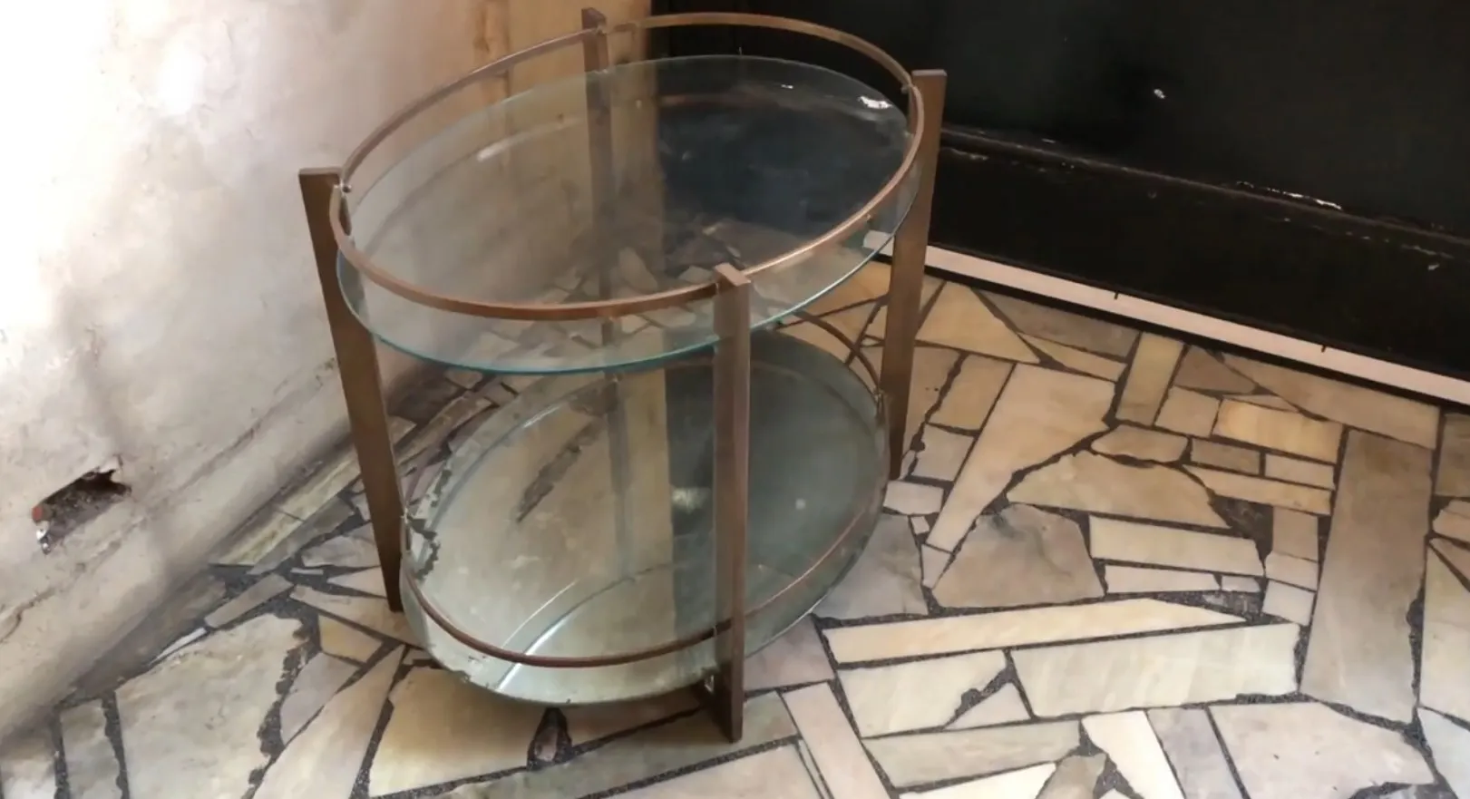 Antiker Bar mit Metallrahmen und zwei Glasböden.