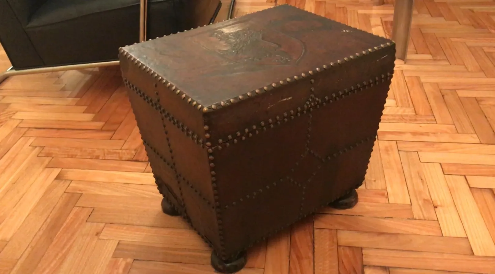 Meuble à cocktail ancien avec un design décoratif élégant, situé dans un environnement chaleureux.