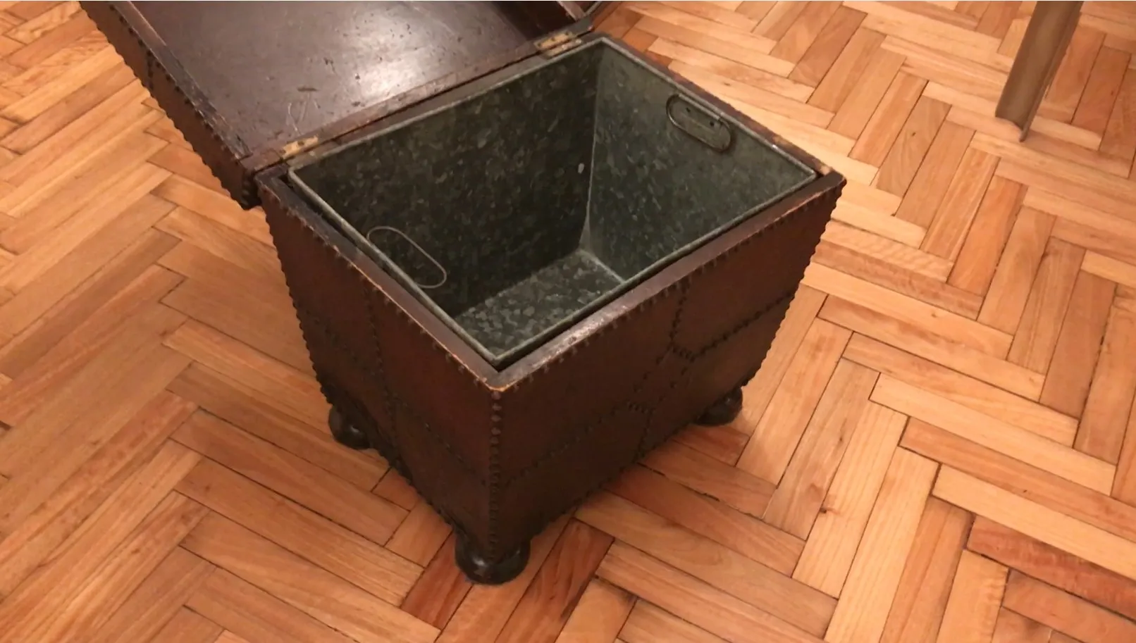 Mueble bar antiguo con contenedor en el interior