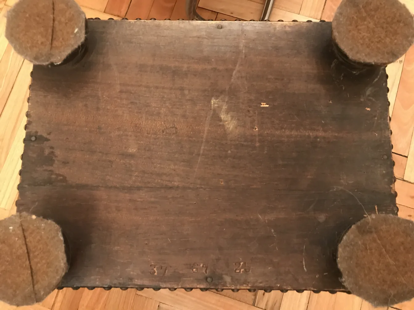 Vue de dessus d'un meuble à cocktail ancien avec des pieds et un chiffon