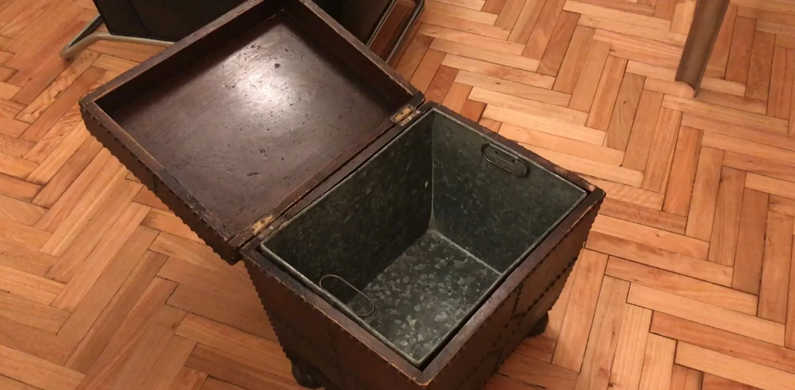 Meuble à cocktail ancien avec intérieur doré et ambiance élégante