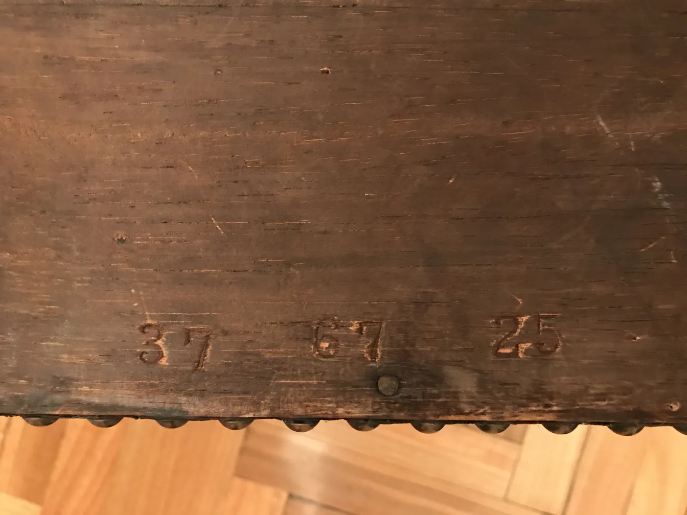 Mueble bar antiguo elegante de madera en un ambiente acogedor