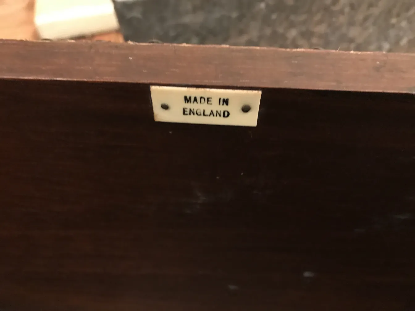 Mobile bar antico con dettagli elaborati in un ambiente elegante