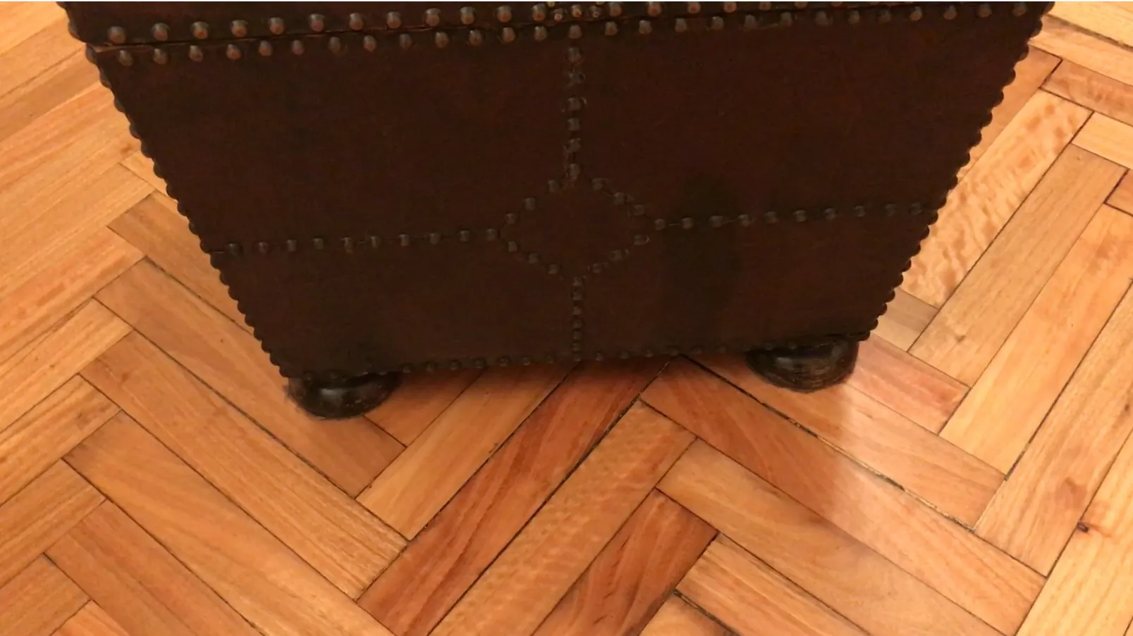 Antiker Cocktailschrank mit dekorativen Details, ideal für stilvolle Umgebungen.