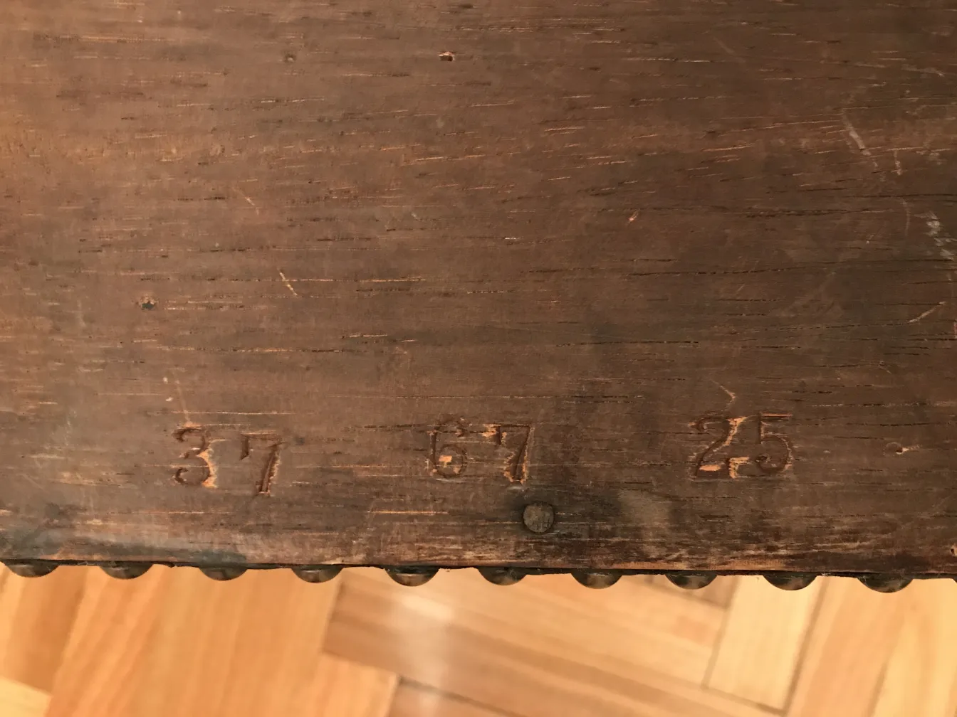 Meuble à cocktail ancien avec des détails visibles dans un cadre chaleureux.