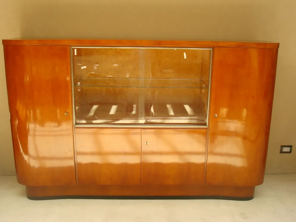 Bar antigo Deutsche WK com design elegante e limpo, ideal para decoração de interiores.