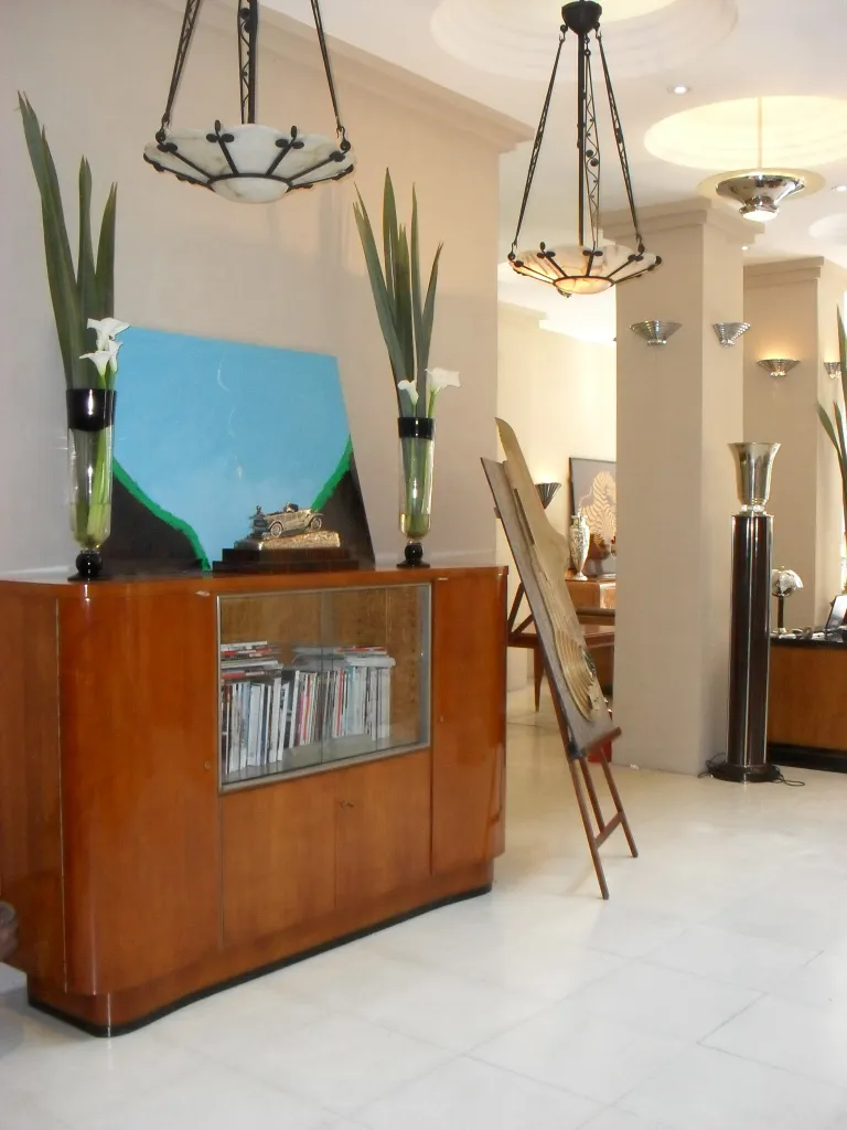 Antiquität Cocktailschrank Deutsche WK in modernem Ambiente.